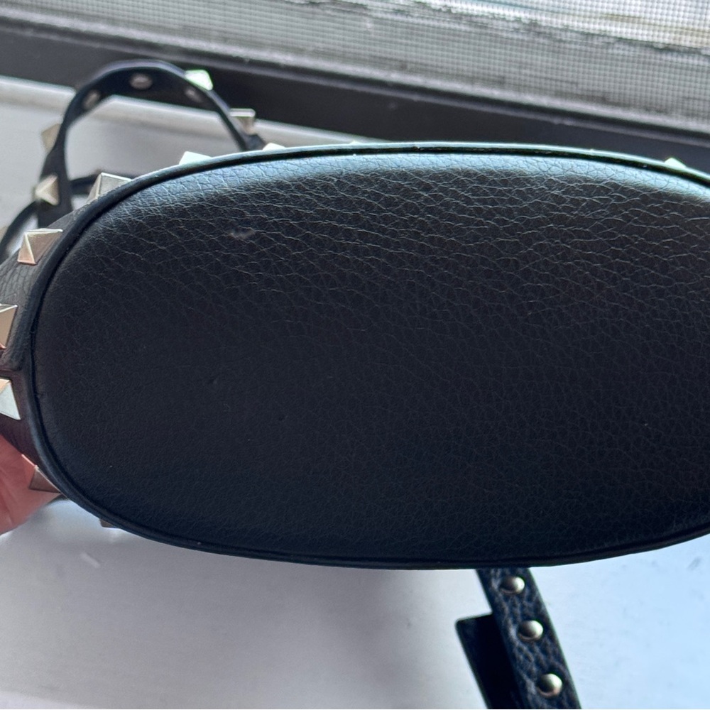 VALENTINO GARAVANI Mini Rockstud Leather Bucket Bag-Black with gold studs - Picture 4 of 10